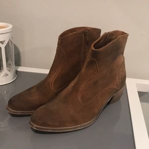 Diva true phen tee suede bootie.